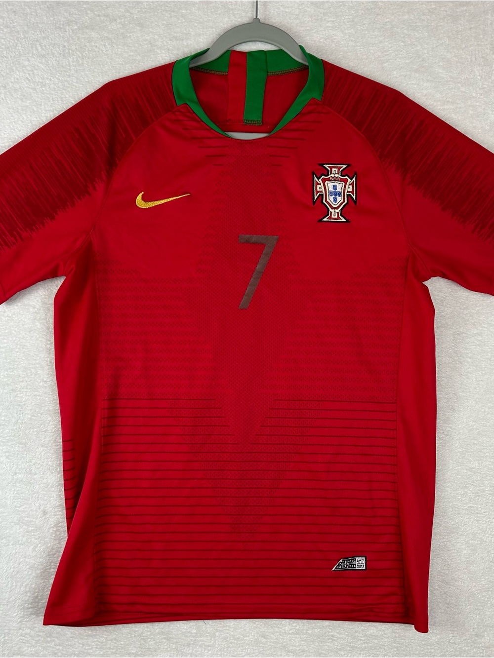 Nike Cristiano Ronaldo soccer jersey men size m 2027 Portugal home